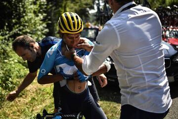 Nairo Quintana recibe ayuda despu&eacute;s de sufrir una ca&iacute;da camino de Pau.