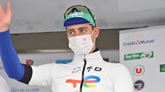 El ciclista eslovaco Peter Sagan saluda antes de tomar la salida en la primera etapa del Circuito de la Sarthe.