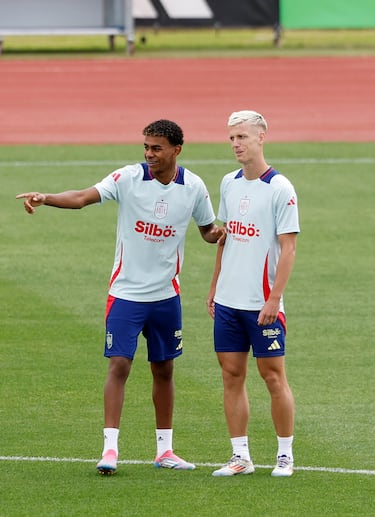 Lamine Yamal y Dani Olmo durante el entrenamiento.