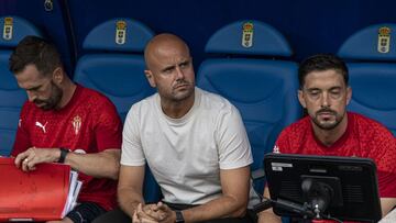 09-09-23. MIGUEL ÁNGEL RAMÍREZ, ENTRENADOR DEL SPORTING, EN EL BANQUILLO DEL CARLOS TARTIERE MOMENTOS ANTES DE COMENZAR EL PARTIDO FRENTE AL OVIEDO.