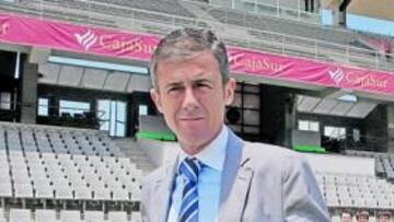 <b>ILUSIONADO. </b>Lucas Alcaraz posa con una bufanda blanquiverde tras atender a los medios.