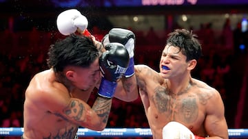 Mario Barrios siendo golpeado por Ryan García.