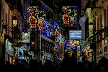 Madrid ilumina sus calles con más de 13 millones de luces LED en 240 puntos de la ciudad, destacando un árbol de 37 metros en Sol, un túnel luminoso en Gran Vía y un ángel gigante de 18 metros en Colón.