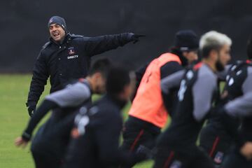 Futbol, Entrenamiento de Colo Colo. El entrenador de Colo Colo Pablo Guede dirige a sus jugadores durante el entrenamiento en el Estadio Monumental.