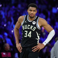 Giannis pone a Steph Curry como líder de su quinteto ideal de todos los tiempos en la NBA