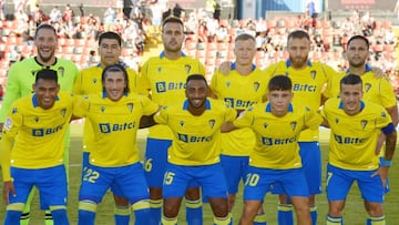 Alineación del Cádiz en Vallecas.