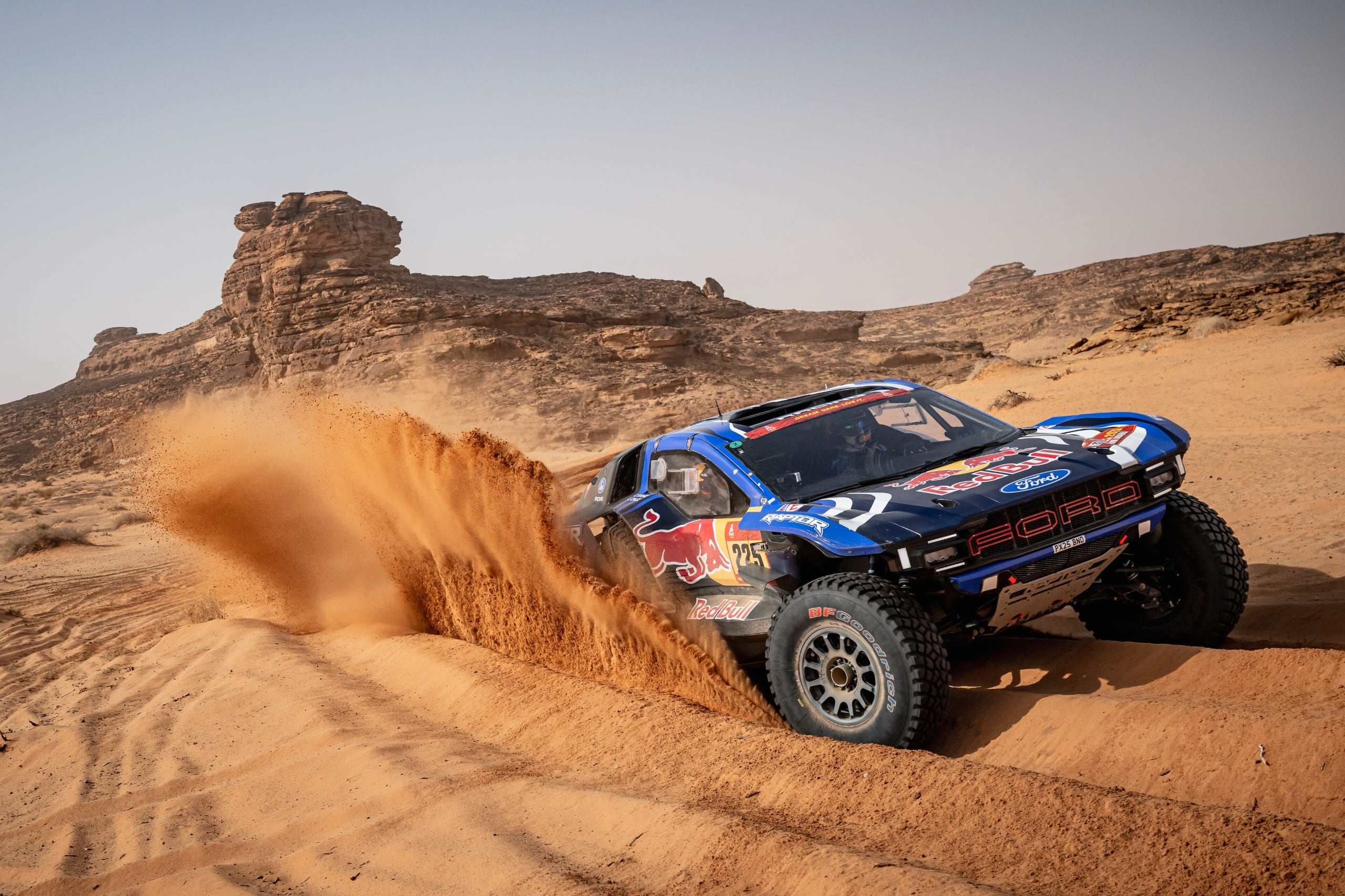 Golpe de Roma y Sainz para liderar el Dakar