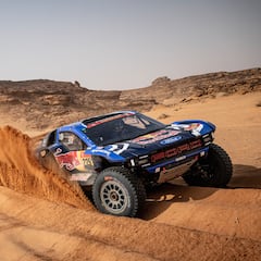 Golpe de Roma y Sainz para liderar el Dakar