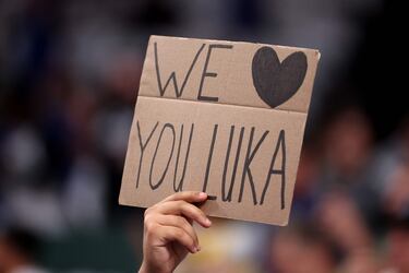 Un fan alza un cartel de cartón con el mensaje "We love You Luka" (Te queremos, Luka).
