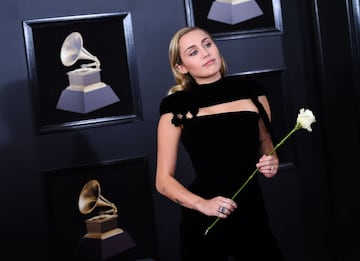 Miley Cyrus posa a su llegada al Madison Square Garden de Nueva York, para participar de la 60 edici¨®n de los Premios Grammy.