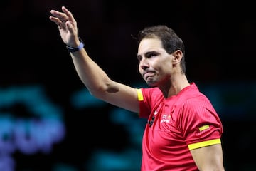 Rafa Nadal emocionado se despide del tenis profesional en el Palacio de Deportes José María Martín Carpena en Málaga.