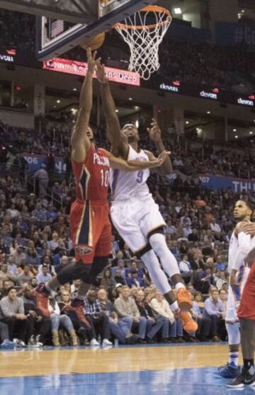 Serge Ibaka y Eric Gordon.