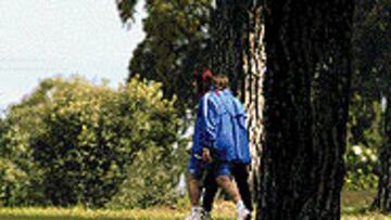 <b>CAMPO A TRAVÉS.</b> Ya suele ser habitual ver a Germán Burgos por el bosque anexo al lugar de entrenamiento del Atlético.