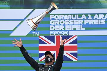 El piloto británico del ganador de Mercedes, Lewis Hamilton, lanza su trofeo al aire en el podio después del Gran Premio de Eifel de Fórmula Uno de Alemania en el circuito de Nuerburgring
