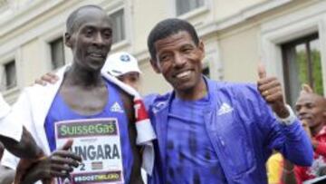El keniano Kenneth Mungara (izquierda) posa cion el et&iacute;ope Haile Gebrselassie tras vencer en la marat&oacute;n de mIl&aacute;n con r&eacute;cord mundial para mayores de 40 a&ntilde;os. 
