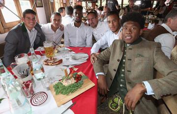 James con el Bayern Múnich, presentes en el Oktoberfest