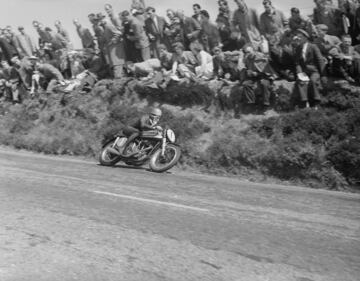 Geoff Duke, seis veces campeón del mundo de motociclismo y cinco veces ganador del TT Isla de Man, en la edición de 1951.