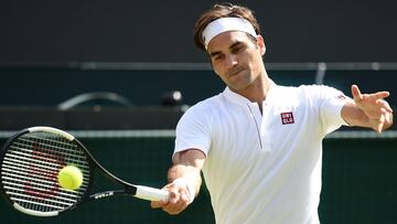 Roger Federer devuelve una bola ante Kevin Anderson en las semifinales de Wimbledon 2018.