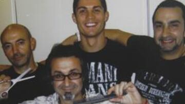 <b>DE CONFIANZA. </b>Carlos, Miguel y José son los peluqueros de Cristiano desde que llegó a Madrid. Sahin, Altintop, Coentrao y Mendes son también sus clientes.