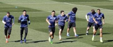 Gran ambiente entre los jugadores del Real Madrid durante el entrenamiento.