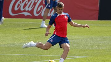 Azpilicueta, en el entrenamiento del Atlético.