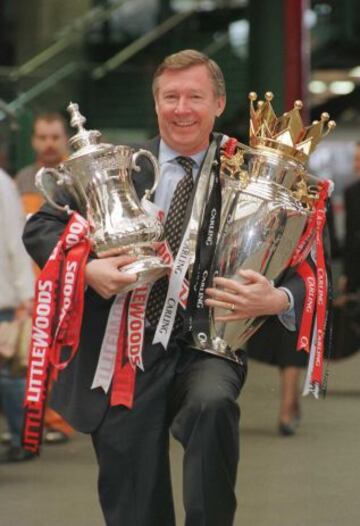 12 de mayo 1996, Alex Ferguson, con la Copa FA y el Trofeo de la Premier League a su llegada a la estación Victoria de Manchester.