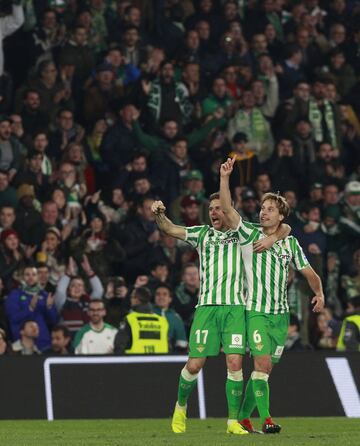 1-1. Sergio Canales celebró el gol del empate tras ser validado por el VAR.AR.