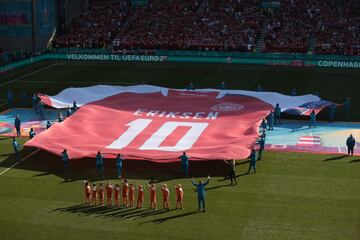 Homenaje a Christian Eriksen. Todo el estadio, árbitro incluido, aplauden al jugador del Inter.