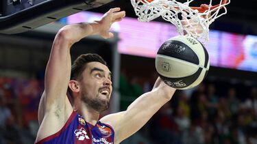 Tomás Satoransky hace un mate durante el partido de semifinales de Copa entre el Barcelona y el Tenerife celebrado este sábado en Málaga.