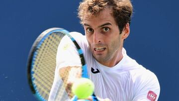 Albert Ramos-Vinolas devuelve una bola ante Karen Khachanov en el US Open.