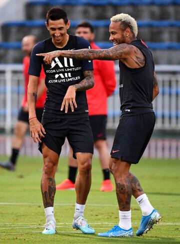 Paris Saint-Germain's Brazilian forward Neymar (R) jokes with Paris Saint-Germain's Argentinian forward Angel Di Maria during a training session in Shenzhen on August 1, 2019, ahead of the French Trophy of Champions football match between Rennes and Paris