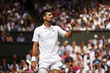 Novak Djokovic notaba como Carlos Alcaraz se iba animando durante el segundo set y comenzó a protestar más al árbitro de silla.