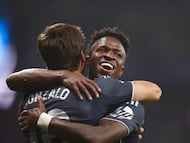 Vinicius hugs Gonzalo after scoring the first goal.