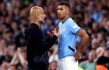 Rodri, vuelve a jugar un partido oficial ocho meses después de romperse el cruzado. En la imagen con Pep Guardiola momentos antes de saltar al terreno de juego.