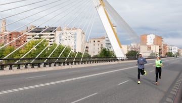 Los atletas españoles Abdessamad Oukhelfen y Meritxell Soler corren por las calles de Lleida.