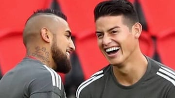 James Rodríguez y Arturo Vidal durante un entrenamiento con el Bayern Múnich.