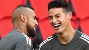 James Rodr&iacute;guez y Arturo Vidal durante un entrenamiento con el Bayern M&uacute;nich.