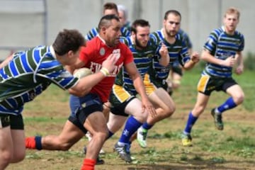 La Drola participa en una temporada regular jugando partidos reales contra equipos reales hechas por los jugadores libres. Este proyecto liderado por la asociación sin fines de lucro “Ovale Oltre le Sbarre” promueve los valores éticos del deporte jugando al juego: la observación de las normas, la lealtad, la solidaridad, el apoyo mutuo de los compañeros y el respeto a los oponentes.