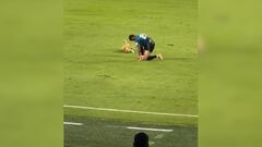 Adorable escena: Perro imita a jugador en el ‘Metro’