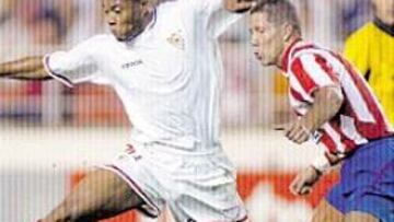 <b>PESADILLA</b>. Baptista, en el partido de Liga, fue la estrella del mismo. Ni Simeone ni nadie del Atlético pudieron pararle y al final fue el autor del gol. Burgos, que regresa a la portería, volvió a sufrir en el Sánchez Pizjuán, que es su campo gafe.