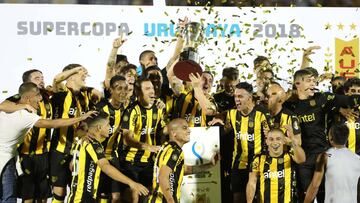 Peñarol se lleva la Supercopa goleando a Nacional