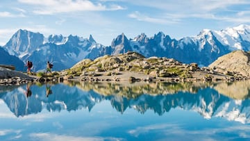 Portada del libro &#039;Trekking: rutas &eacute;picas de traves&iacute;a de monta&ntilde;a en el mundo&#039;.