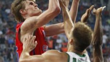 <b>SIN RIVAL. </b>Andrei Kirilenko lanza ante Calathes en semifinales.