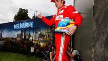 <b>PROTAGONISTA. </b>Alonso siempre acapara la atención de la Prensa y de los aficionados. Ayer posó para la foto oficial del Mundial.