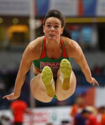 Pentatlón femenino. Gyorgyi Zsivoczky-Farkas de Hungría en salto de longitud. 