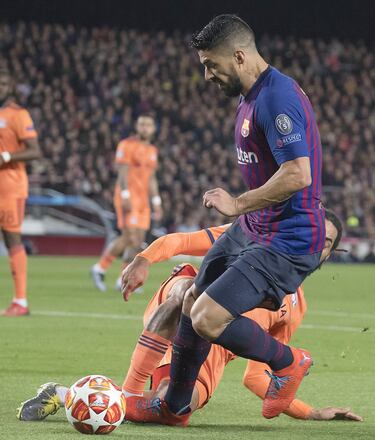 Con empate a cero, el jugador uruguayo cayó dentro del área tras una entrada del belga Denayer. El árbitro pitó penalti y el Barcelona se adelantó en el marcador.