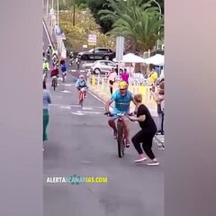 Terrible accidente: ciclista arrolla a fanática que se atraviesa
