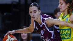 Bel&eacute;n Arrojo trata de superar a su defensora durante el partido contra el Mann Filter de la Copa de la Reina.