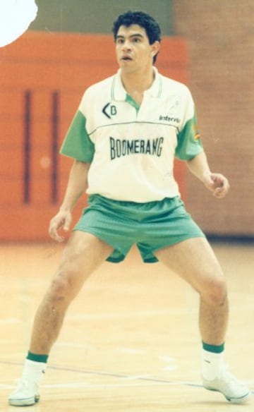 Médico traumatólogo de profesión fue una de las figuras más brillantes de la historia del futsal. Militó en los clubes paraguayos Don Bosco, Humaitá (donde coincidió con sus tres hermanos), Escurra y tras ser considerado el mejor jugador del Mundial de España 1985, fichó por el equipo madrileño Interviú Lloyd's, ahora Inter Movistar. En 1988 repitió título como mejor jugador del Mundial FIFUSA en Australia y lideró a su selección en la victoria final ante la todopoderosa Brasil. También fue el máximo goleador del Mundial de 1982, la primera edición del campeonato que se disputó en Brasil.