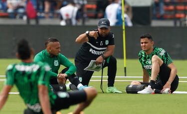 Fotos del entrenamiento de Nacional en el Atanasio Girardot acompañado de su afición.